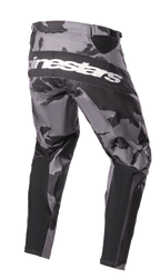 Alpinestars 2023 Racer Tactical Pants, spodnie motocrossowe, szaro-czarny kamuflaż Iron Camo, widok z tyłu z białym napisem Alpinestars na siedzeniu, czarne wzmocnione panele i techniczne strefy rozciągliwe do jazdy terenowej