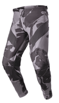 Alpinestars Racer Tactical Pants 2023, spodnie motocrossowe terenowe, szaro-czarny kamuflaż Iron Camo, skórzane wzmocnienia po wewnętrznej stronie nogawek, regulacja w pasie na zapadkę, wytrzymała konstrukcja z poliestru 600D
