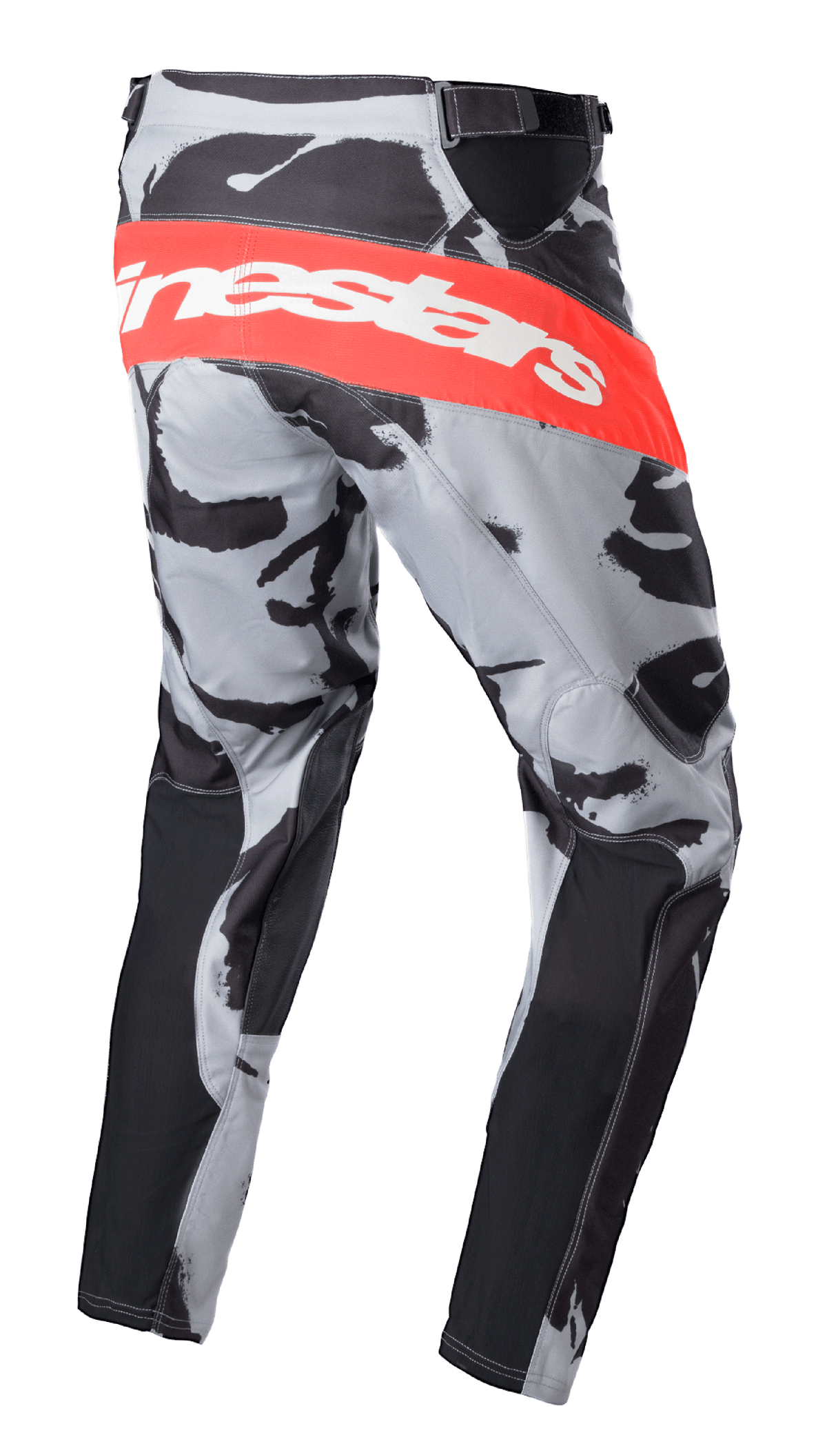 Alpinestars 2023 Racer Tactical Pants, spodnie motocrossowe, Cast Gray Camo i Mars Red, szeroki czerwony poziomy pas z białym logo Alpinestars z tyłu, wzór kamuflażu z czarnymi panelami, sportowy design do wyścigów dirt bike