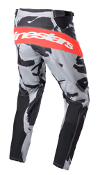 Alpinestars 2023 Racer Tactical Pants, spodnie motocrossowe, Cast Gray Camo i Mars Red, szeroki czerwony poziomy pas z białym logo Alpinestars z tyłu, wzór kamuflażu z czarnymi panelami, sportowy design do wyścigów dirt bike