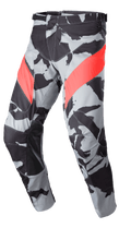 Spodnie Alpinestars Racer Tactical 2023, spodnie motocrossowe off-road, wzór moro w kolorach Cast Gray i czarnym z czerwonymi ukośnymi akcentami Mars Red, skórzane wzmocnienia po wewnętrznej stronie nogawek, zapięcie zapadkowe w pasie, ergonomiczna zakrzywiona konstrukcja