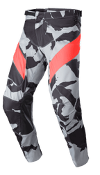 Spodnie Alpinestars Racer Tactical 2023, spodnie motocrossowe off-road, wzór moro w kolorach Cast Gray i czarnym z czerwonymi ukośnymi akcentami Mars Red, skórzane wzmocnienia po wewnętrznej stronie nogawek, zapięcie zapadkowe w pasie, ergonomiczna zakrzywiona konstrukcja