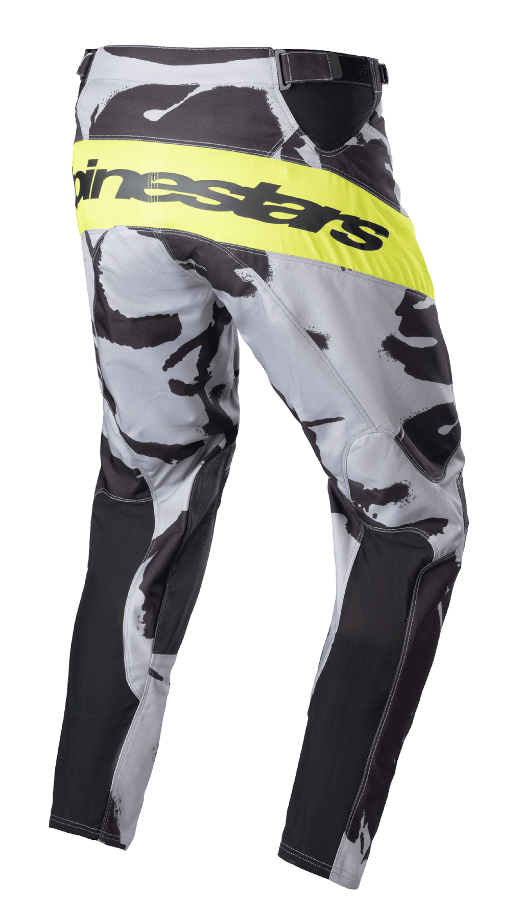 Alpinestars Racer Tactical Pants 2023, spodnie motocrossowe, szary kamuflaż i fluorescencyjny żółty, widok z tyłu z boku z jaskrawożółtym pasem i czarnym logo Alpinestars, wzór kamuflażu z czarnymi panelami po wewnętrznej stronie nogawek, profesjonalna odzież off-road