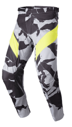 Alpinestars 2023 Racer Tactical Pants, spodnie motocrossowe, szary wzór moro z jaskrawożółtymi panelami na udach, czarne skórzane wzmocnienia wewnętrznej części kolan i zapięcie typu ratchet w pasie, przeznaczone do wyścigów terenowych