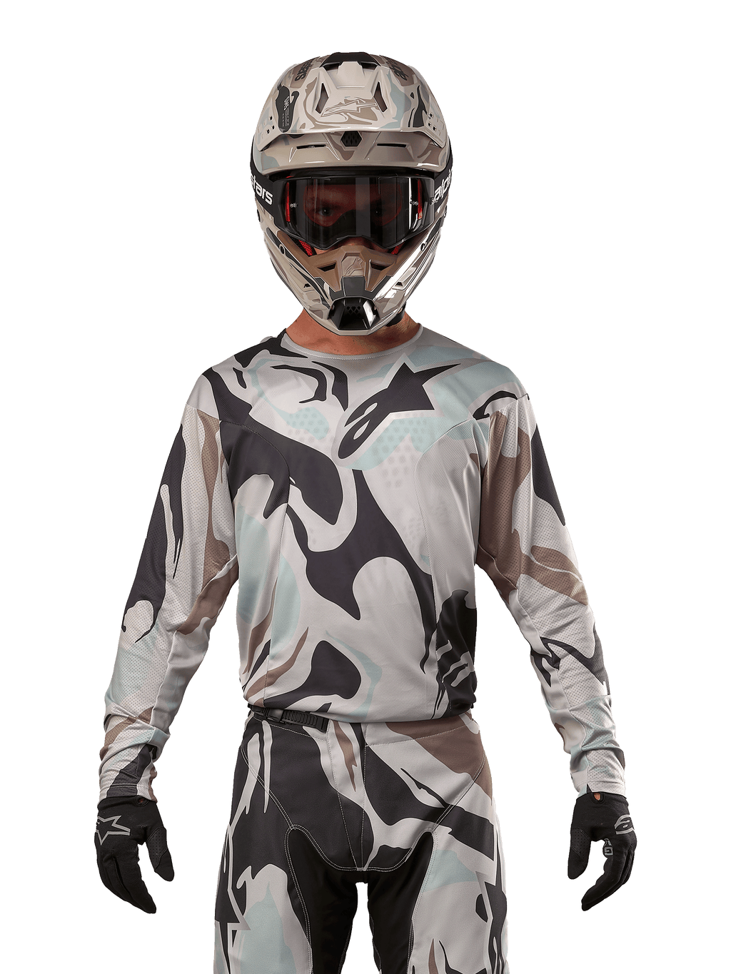 Alpinestars Racer Tactical Jersey 2024, koszulka motocrossowa, wzór moro Iron Camo Dust Gray, zawodnik w dopasowanym kasku i goglach oraz czarnych rękawicach, techniczna odzież do wyścigów terenowych