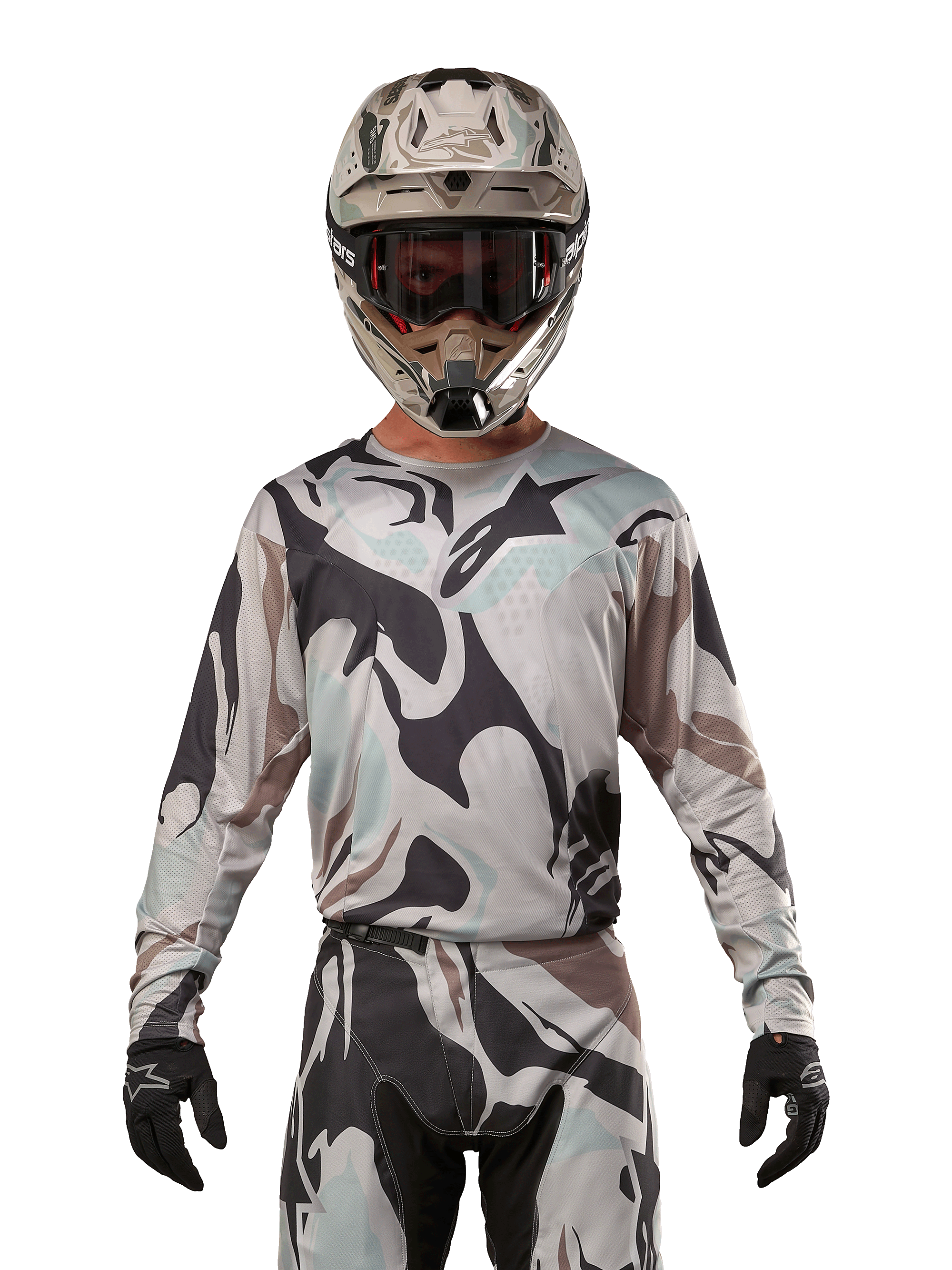 Alpinestars Racer Tactical Jersey 2024, koszulka motocrossowa, wzór moro Iron Camo Dust Gray, zawodnik w dopasowanym kasku i goglach oraz czarnych rękawicach, techniczna odzież do wyścigów terenowych