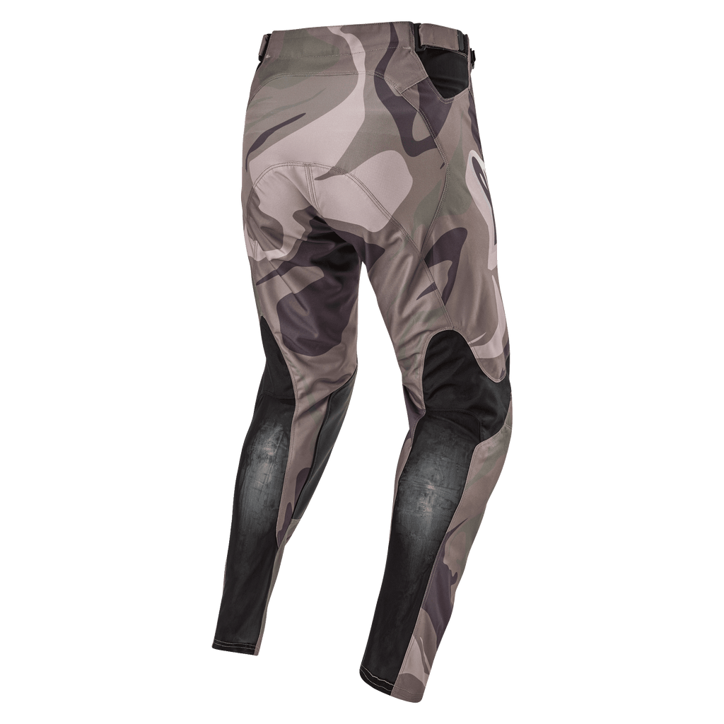 Alpinestars 2024 Racer Tactical Pants, spodnie motocrossowe, Military Green Camo Brown, widok z tyłu pokazujący czarne oddychające panele elastyczne na dolnej części nogawek i wzór kamuflażu, wytrzymały materiał do wyścigów terenowych