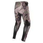 Alpinestars 2024 Racer Tactical Pants, spodnie motocrossowe, Military Green Camo Brown, widok z tyłu pokazujący czarne oddychające panele elastyczne na dolnej części nogawek i wzór kamuflażu, wytrzymały materiał do wyścigów terenowych