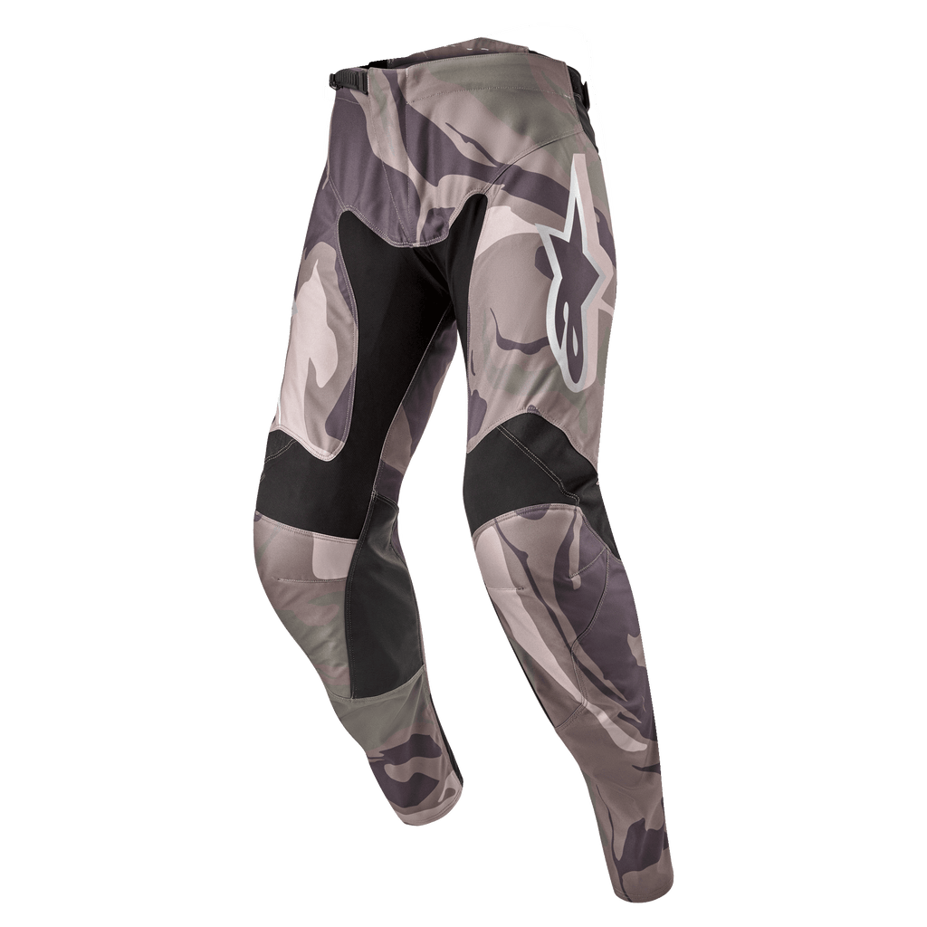 Alpinestars 2024 Racer Tactical Pants, spodnie motocrossowe, wzór kamuflażu Military Green Camo Brown, czarne elastyczne panele na wewnętrznej stronie ud i kolanach, białe logo Alpinestars na udzie, ergonomiczna, wyprofilowana konstrukcja do jazdy terenowej