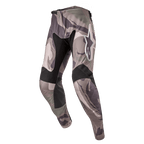 Alpinestars 2024 Racer Tactical Pants, spodnie motocrossowe, wzór kamuflażu Military Green Camo Brown, czarne elastyczne panele na wewnętrznej stronie ud i kolanach, białe logo Alpinestars na udzie, ergonomiczna, wyprofilowana konstrukcja do jazdy terenowej