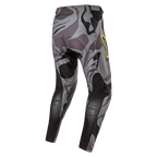 Alpinestars 2024 Racer Tactical Pants, spodnie motocrossowe, Cast Gray Camo Magnet, widok z tyłu prezentujący szary wzór kamuflażu z czarnymi wzmocnionymi panelami, żółty akcent z logo na biodrze, techniczny materiał rip-stop do wyścigów terenowych