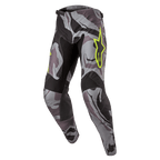 Alpinestars 2024 Racer Tactical Pants, spodnie motocrossowe, Cast Gray Camo Magnet, szaro-czarny wzór kamuflażu z neonowożółtym logo Alpinestars, czarne panele na wewnętrznej stronie ud i kolanach, wyprofilowany sportowy krój do jazdy terenowej