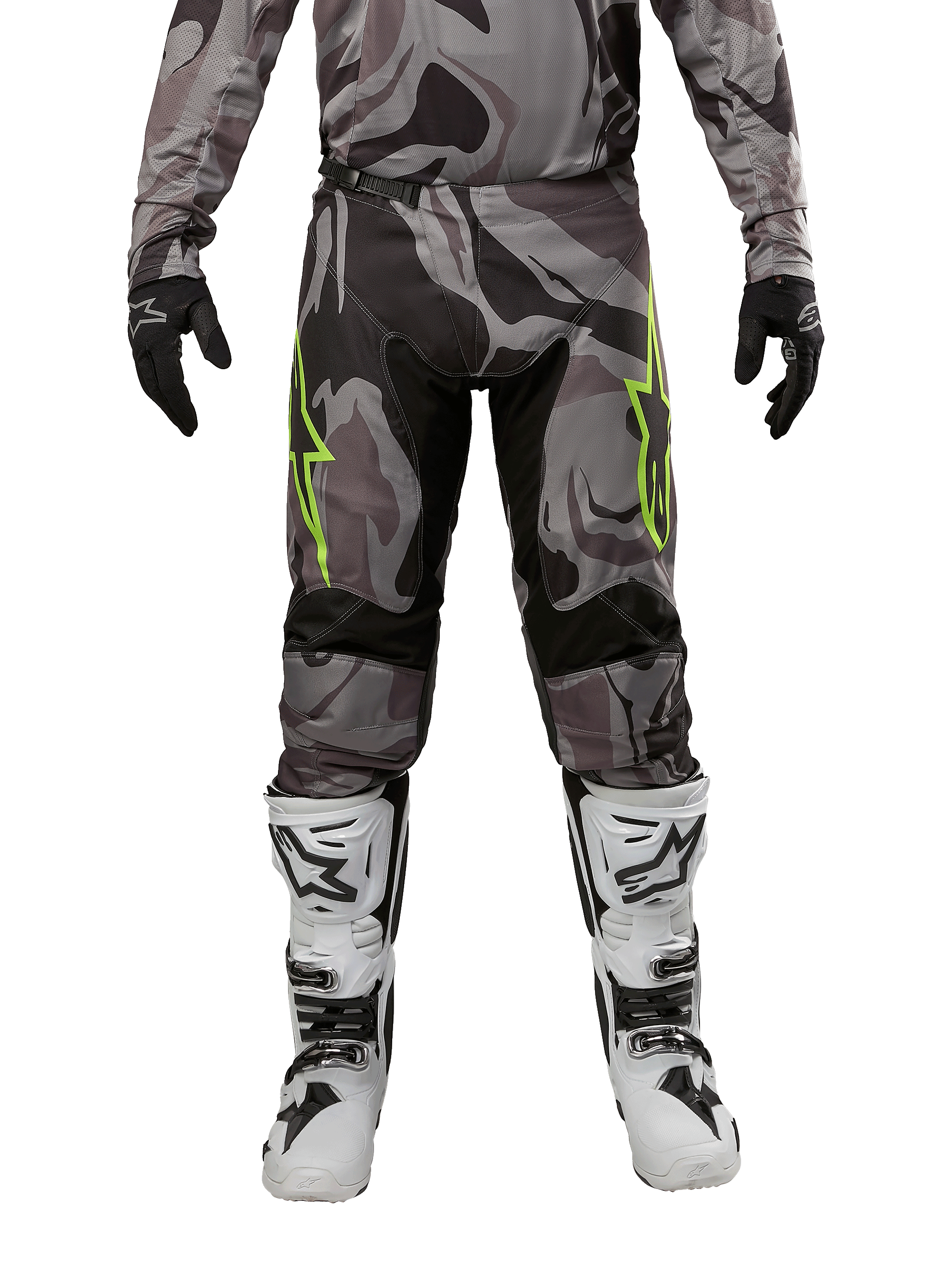 Spodnie Alpinestars 2024 Racer Tactical, spodnie motocrossowe, szary kamuflaż Cast Gray Camo Magnet, zestawione z pasującą bluzą, czarnymi rękawicami oraz biało-czarnymi butami, z limonkowymi logotypami gwiazdy na udach i czarnymi elastycznymi panelami, widok z przodu odzieży do jazdy terenowej