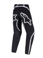 Spodnie Alpinestars Fluid Apex 2026, spodnie motocrossowe, czarno-białe, widok z tyłu z dużym białym logo gwiazdy na siedzeniu, ergonomiczny design z zakrzywionymi białymi akcentami, wytrzymały poliester 600D zapewniający wydajność w terenie.