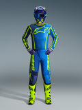 Alpinestars 2026 Fluid Apex Gear Set, kompletny strój motocrossowy w kolorze niebieskim i neonowożółtym, zawierający dopasowaną koszulkę, spodnie, kask i gogle, w połączeniu z neonowożółtymi i czarnymi butami, zaprojektowany z myślą o wydajności off-road i profesjonalnym stylu