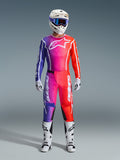 Alpinestars 2026 Fluid Apex Gear Set, strój motocrossowy, gradient fioletowego, różowego i czerwonego z białymi akcentami, kompletny zestaw wyścigowy z białym kaskiem, niebieskimi goglami i białymi butami, kolorowa odzież off-road o wysokiej wydajności