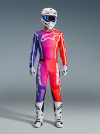 Alpinestars 2026 Fluid Apex Gear Set, strój motocrossowy, gradient fioletowego, różowego i czerwonego z białymi akcentami, kompletny zestaw wyścigowy z białym kaskiem, niebieskimi goglami i białymi butami, kolorowa odzież off-road o wysokiej wydajności