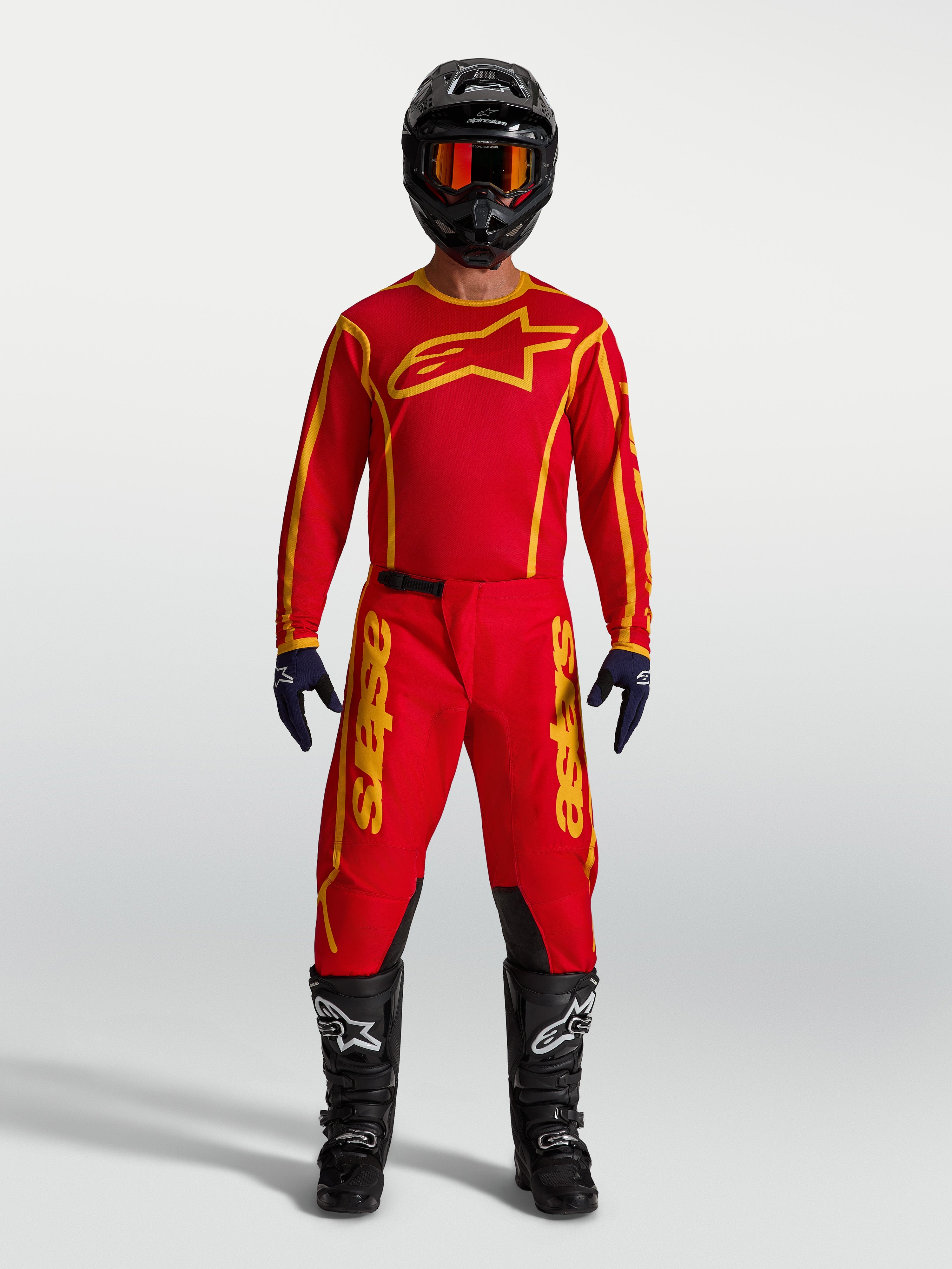 Spodnie Alpinestars Fluid Apex V2, męskie spodnie MX, czerwone i złote, zestaw z pasującą koszulką, kaskiem i butami.