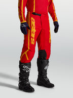 Spodnie Alpinestars Fluid Apex V2, męskie spodnie motocrossowe, czerwone i złote, wzmocniony poliester 600D, krój off-road.