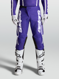 Alpinestars Fluid Apex V2, męskie spodnie motocrossowe, ciemnoniebieskie i białe, sportowy krój off-road na modelu.