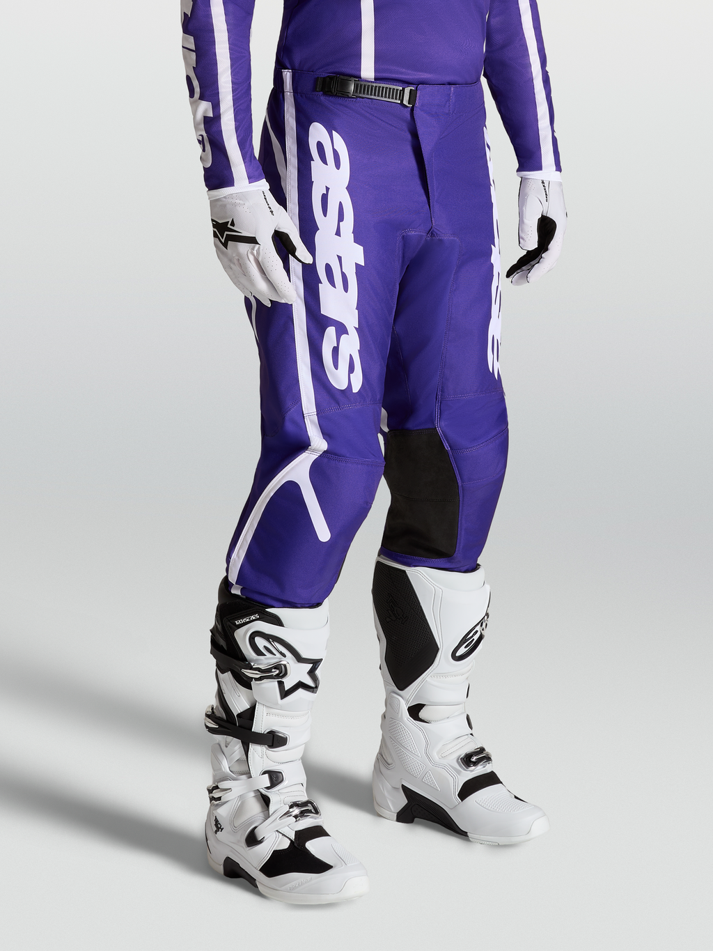 Spodnie Alpinestars Fluid Apex V2, męskie spodnie motocrossowe, fioletowe i białe, wytrzymały poliester 600D, wstępnie wyprofilowane nogawki, sportowa odzież off-road.