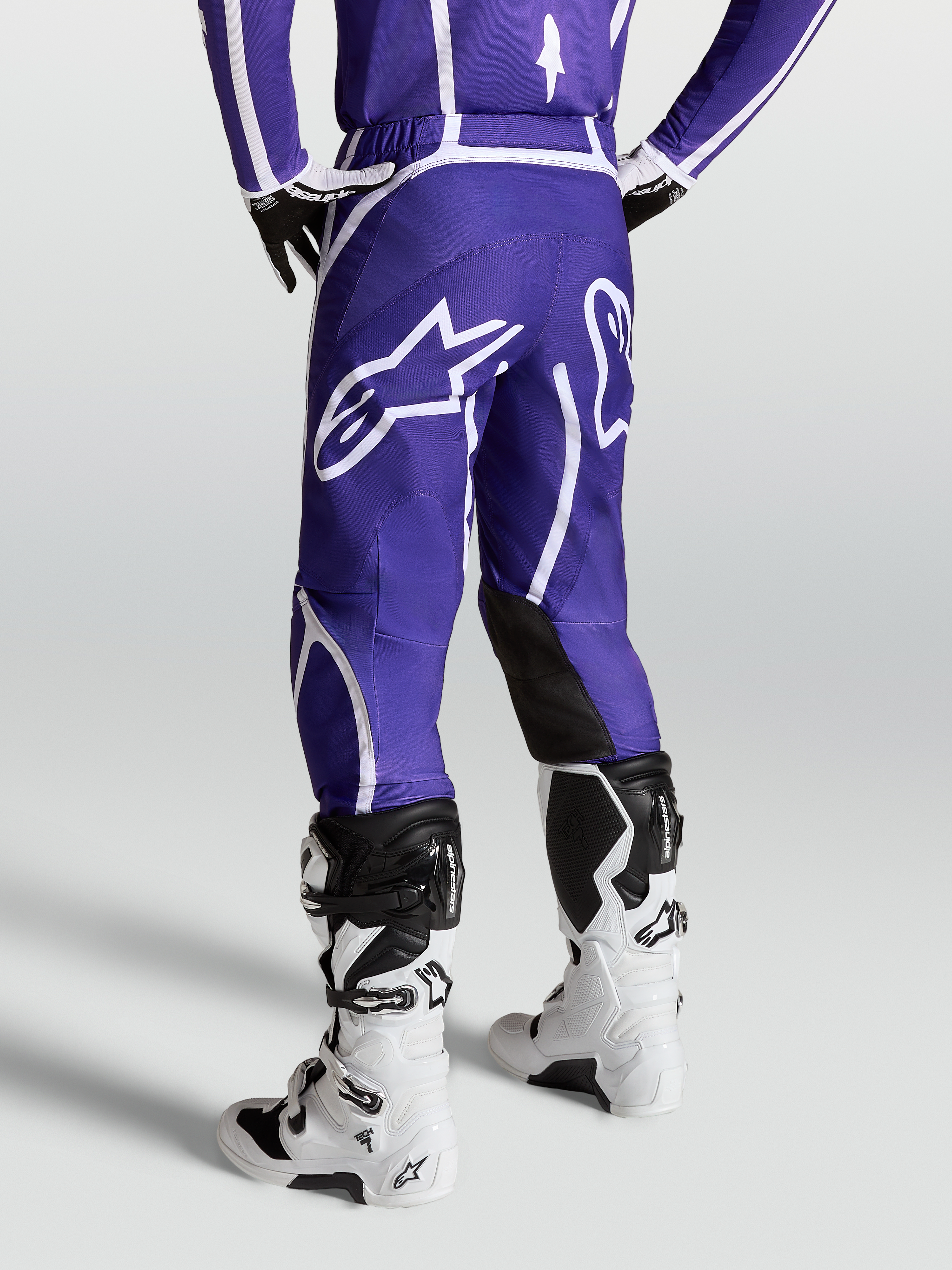 Alpinestars Spodnie Fluid Apex V2, męskie spodnie motocrossowe off-road, niebieskie i białe, z dużym logo gwiazdy z tyłu i ergonomiczną konstrukcją 3D dla pełnej mobilności i komfortu.
