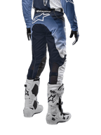 Alpinestars Racer Hoen Pants 2024, spodnie motocrossowe, widok z tyłu, białe, granatowe i jasnoniebieskie, duże białe logo na tyłach, wzmocniona konstrukcja, sportowy krój, białe buty motocrossowe Tech 10