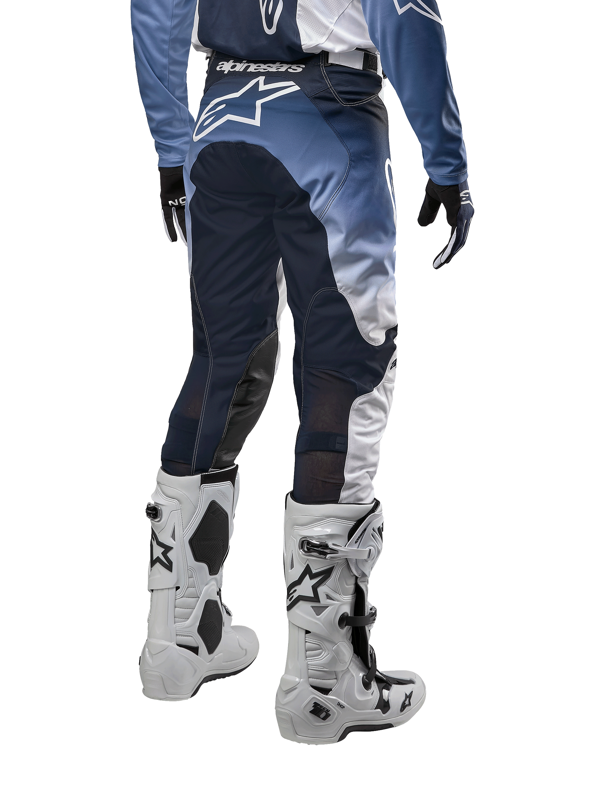 Alpinestars Racer Hoen Pants 2024, spodnie motocrossowe, widok z tyłu, białe, granatowe i jasnoniebieskie, duże białe logo na tyłach, wzmocniona konstrukcja, sportowy krój, białe buty motocrossowe Tech 10