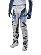 Alpinestars 2024 Racer Hoen Pants, spodnie motocrossowe, białe z ciemnogranatowymi i jasnoniebieskimi akcentami, logo Alpinestars, sportowy krój z wzmocnieniami na kolanach, nowoczesny design off-road