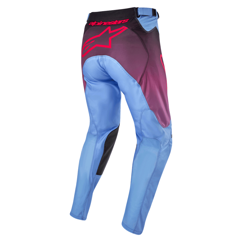 Alpinestars 2024 Racer Hoen Pants, spodnie motocrossowe, fioletowo-czarne, widok z tyłu z jasnoniebieskimi nogawkami, dużym różowym logo Alpinestars na siedzeniu, czarnymi panelami na wewnętrznej stronie kolan i ergonomiczną, profilowaną konstrukcją do jazdy terenowej