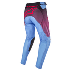 Alpinestars 2024 Racer Hoen Pants, spodnie motocrossowe, fioletowo-czarne, widok z tyłu z jasnoniebieskimi nogawkami, dużym różowym logo Alpinestars na siedzeniu, czarnymi panelami na wewnętrznej stronie kolan i ergonomiczną, profilowaną konstrukcją do jazdy terenowej