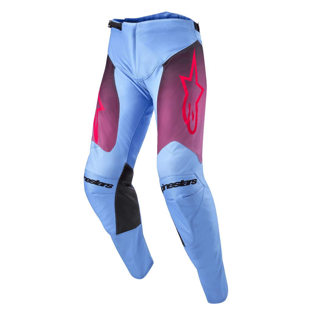 Alpinestars Racer Hoen Pants 2024, spodnie motocrossowe, kolor Lavan Purple i czarny, jasnoniebieska lawendowa baza z fioletowymi cieniowanymi panelami na udach i różowym logo gwiazdy, czarne wewnętrzne panele na kolanach, ergonomiczna, wstępnie zakrzywiona konstrukcja do jazdy terenowej