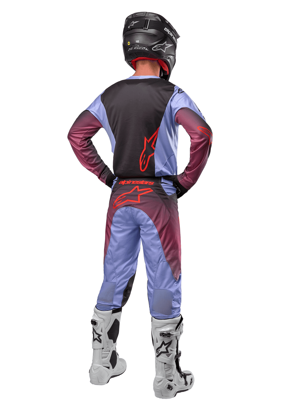 Alpinestars 2024 Racer Hoen Jersey and Pants, fioletowo-czarny komplet (Lavan Purple Black), pełny widok z tyłu na motocyklistę w dopasowanym stroju, biało-czarne buty i czarny kask