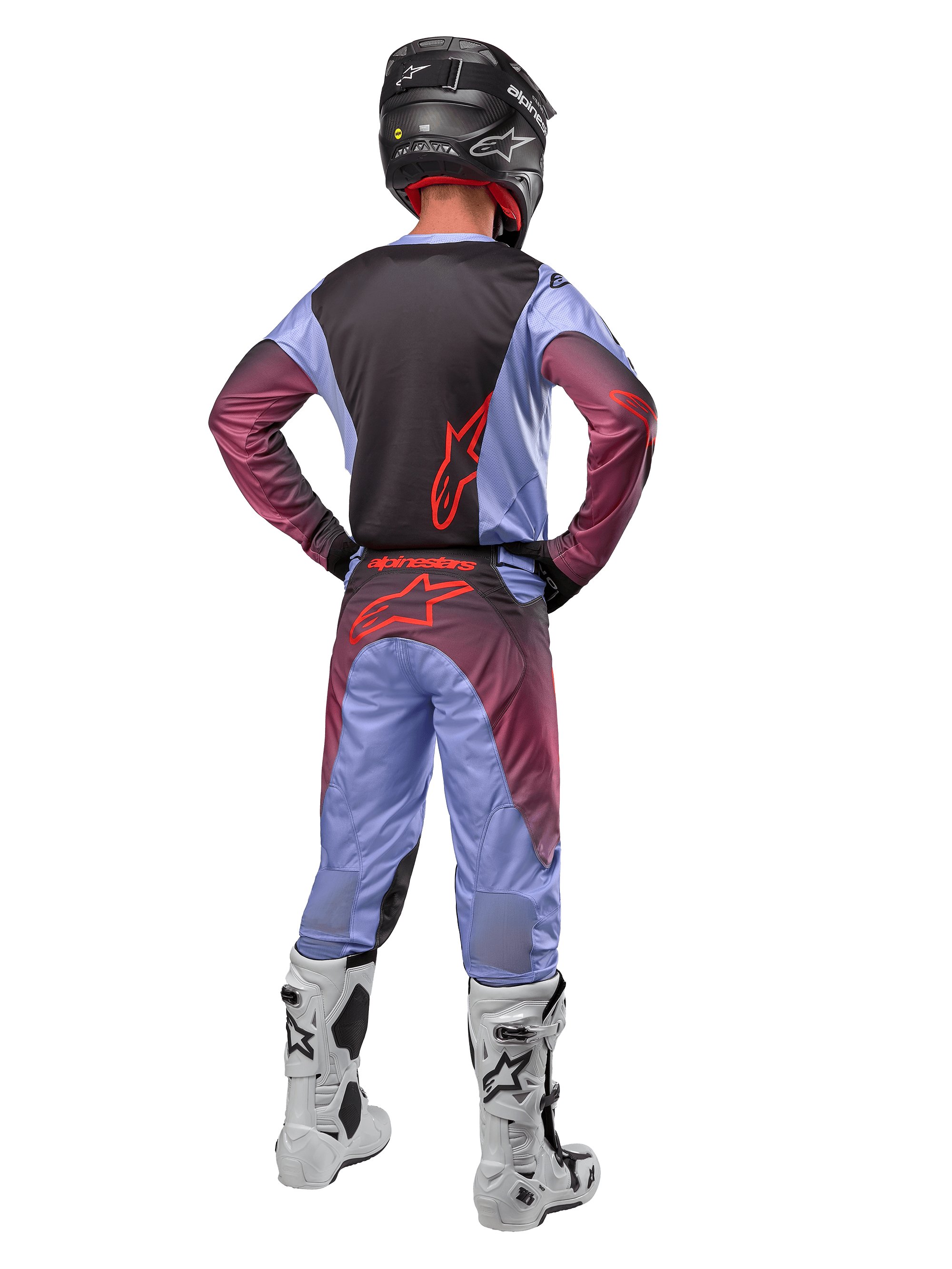 Alpinestars 2024 Racer Hoen Jersey and Pants, fioletowo-czarny komplet (Lavan Purple Black), pełny widok z tyłu na motocyklistę w dopasowanym stroju, biało-czarne buty i czarny kask