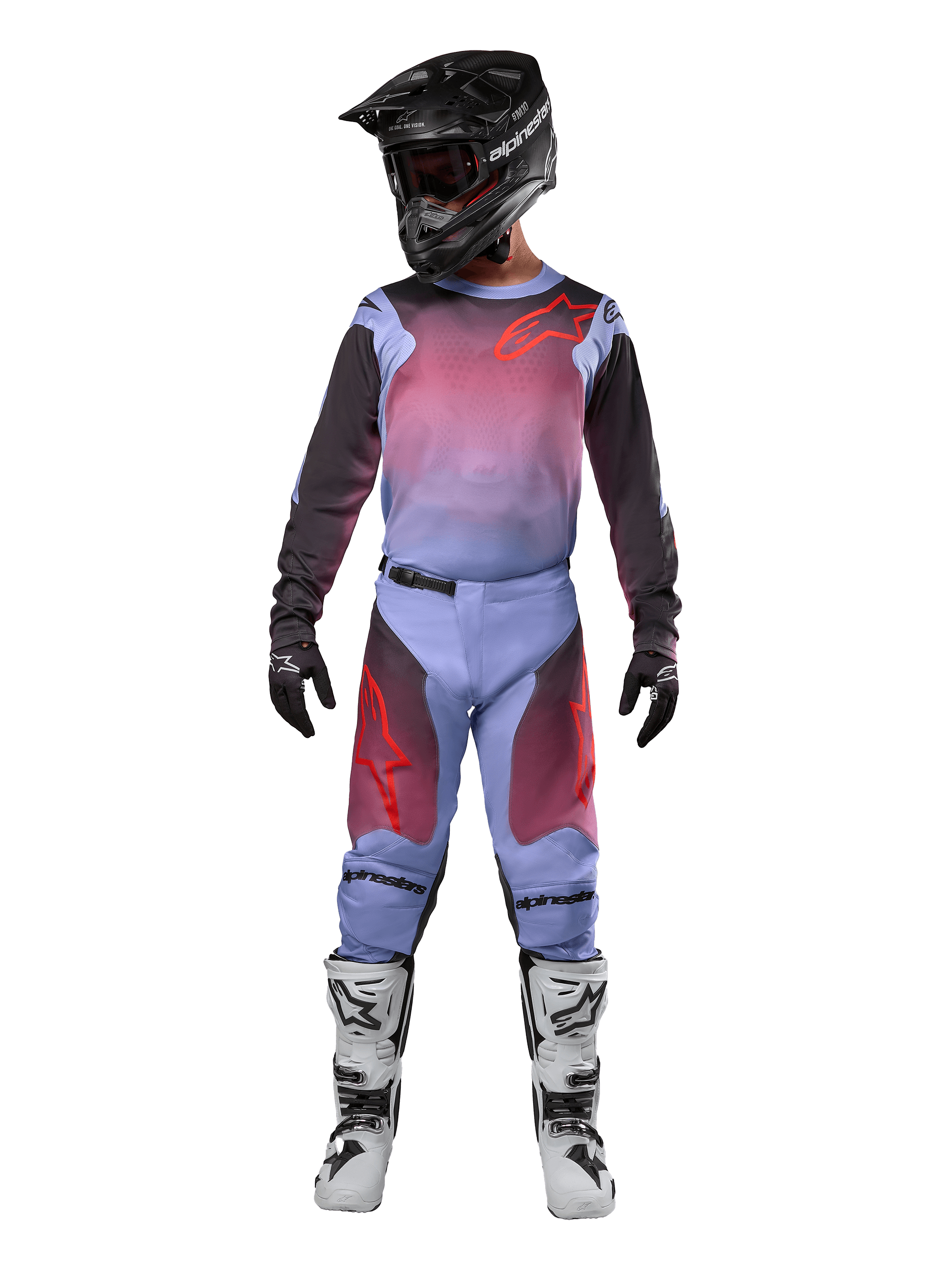 Motocyklista motocrossowy w kompletnym stroju wyścigowym, koszulka i spodnie Alpinestars Racer Hoen 2024, fioletowy Lavan i czarny z czerwonymi akcentami, czarny kask, biało-czarne buty, czarne rękawice, dopasowany zestaw do wyścigów terenowych