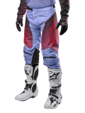Alpinestars Racer Hoen Pants 2024, spodnie motocrossowe, fioletowe Lavan i czarne z czerwoną grafiką, czerwone logo gwiazdy na udach i czarne napisy na kolanach, noszone z biało-czarnymi butami i czarnymi rękawicami