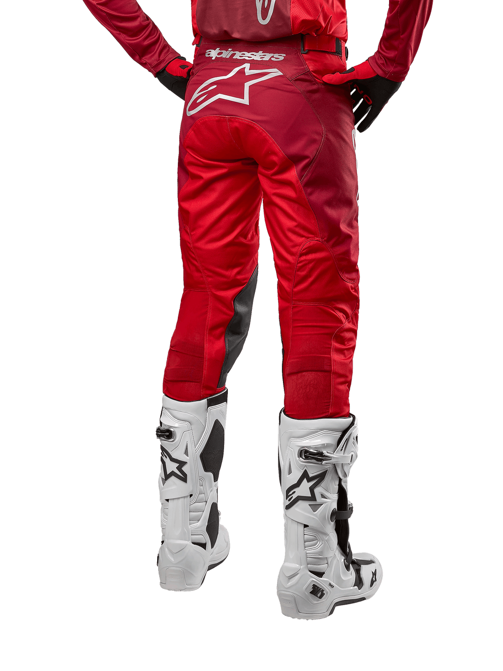 Alpinestars 2024 Racer Hoen Pants, spodnie motocrossowe, kolor Mars Red Burgundy, widok z tyłu z dużym białym logo Astar, czarne panele na wewnętrznej stronie kolan, noszone z białymi butami motocrossowymi, wysokiej klasy odzież terenowa
