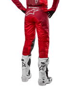 Alpinestars 2024 Racer Hoen Pants, spodnie motocrossowe, kolor Mars Red Burgundy, widok z tyłu z dużym białym logo Astar, czarne panele na wewnętrznej stronie kolan, noszone z białymi butami motocrossowymi, wysokiej klasy odzież terenowa