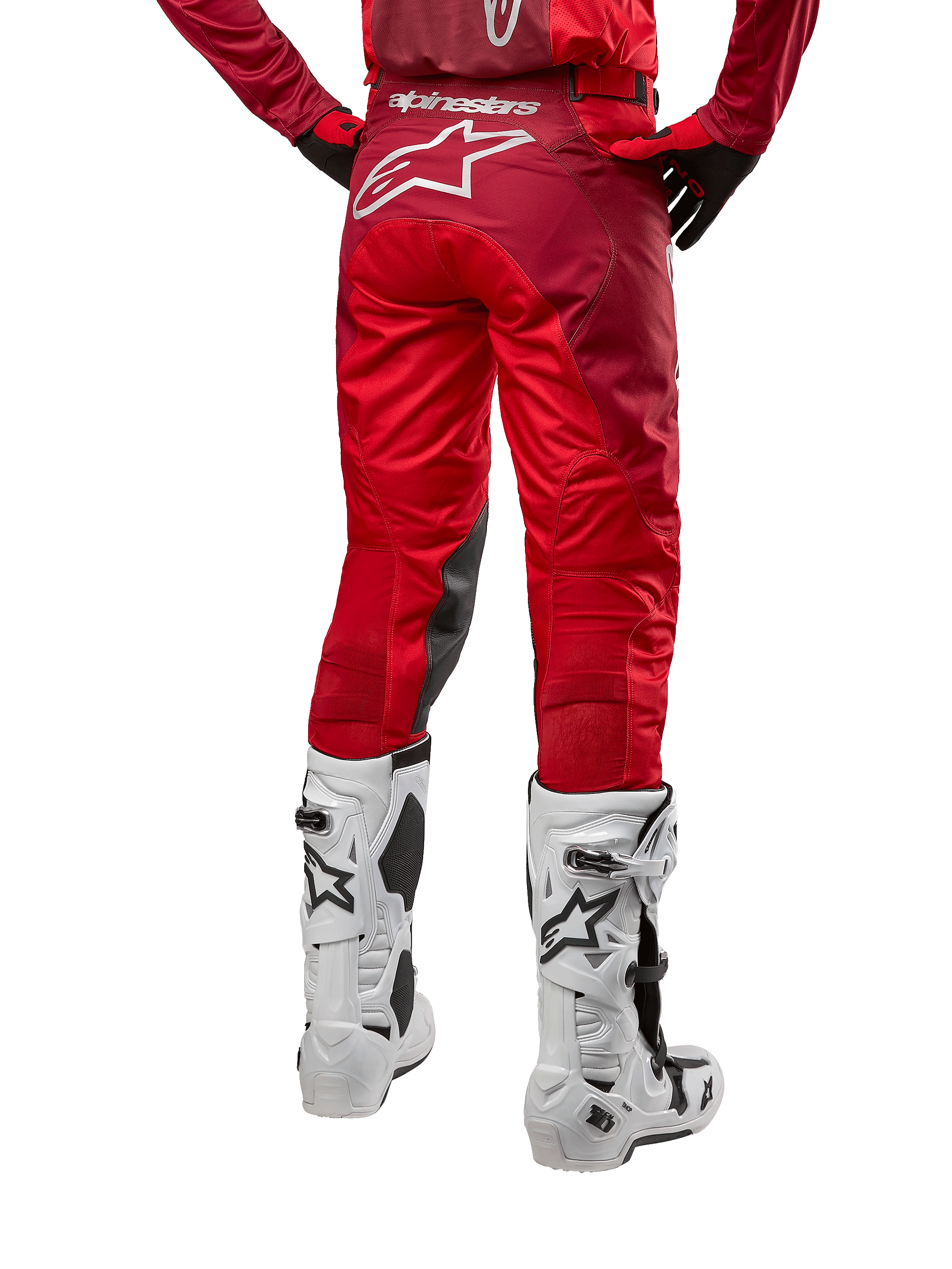Alpinestars 2024 Racer Hoen Pants, spodnie motocrossowe, kolor Mars Red Burgundy, widok z tyłu z dużym białym logo Astar, czarne panele na wewnętrznej stronie kolan, noszone z białymi butami motocrossowymi, wysokiej klasy odzież terenowa