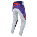 Alpinestars Racer Hoen Pants 2024, spodnie motocrossowe, jasnoszare z fioletowymi i jaskrawopomarańczowymi elementami, duże pomarańczowe logo na tyłach, czarne skórzane wstawki na wewnętrznej stronie kolan, widok z tyłu