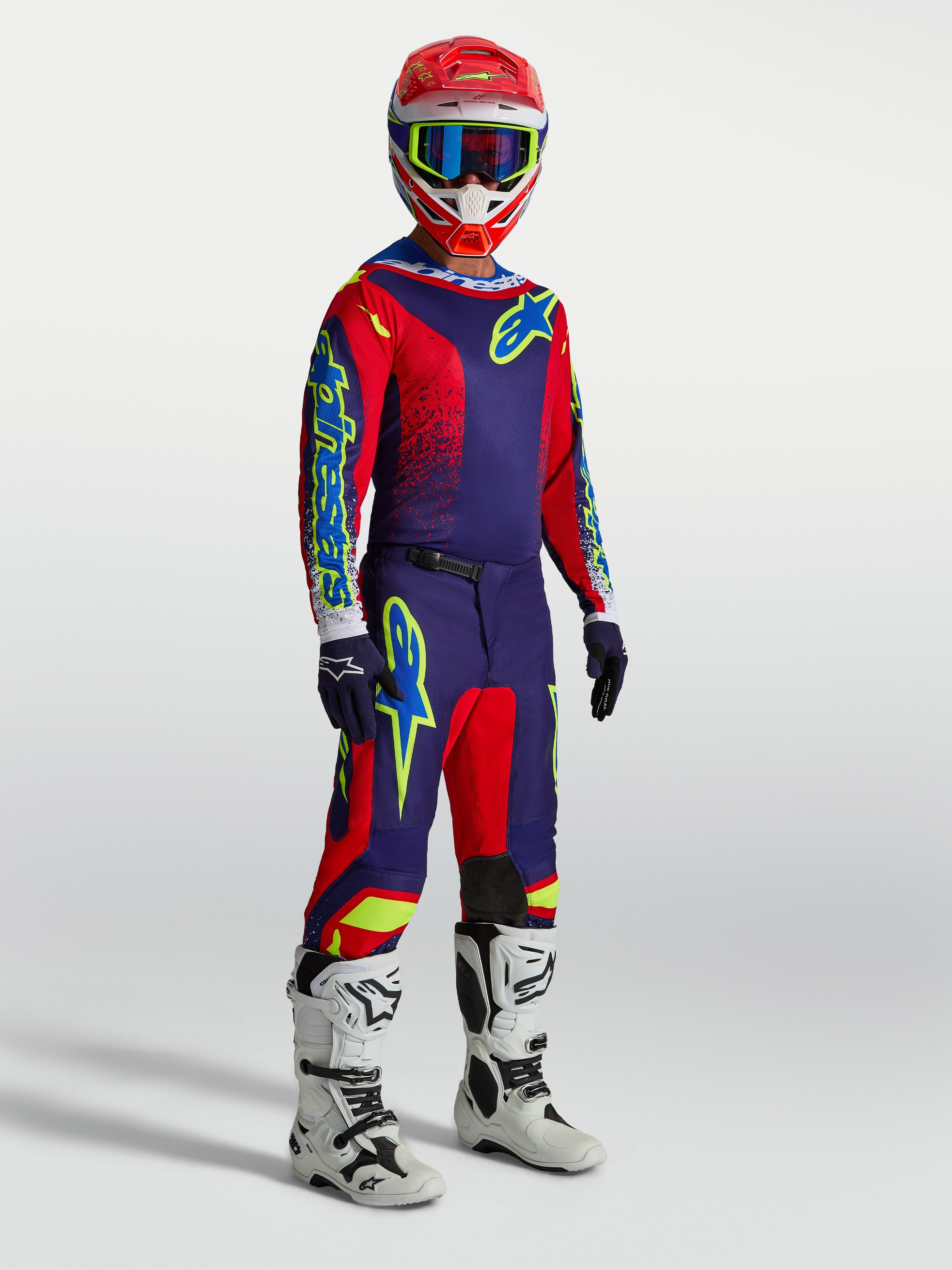Alpinestars Fluid Drag Gear Set, męski komplet motocrossowy, granatowy i czerwony, białe buty wyścigowe.