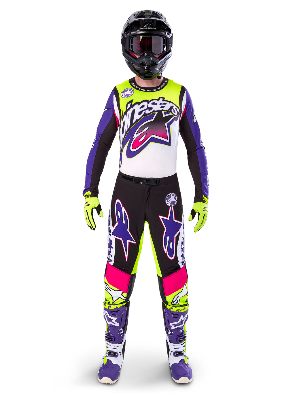 Zawodnik motocrossowy w pełnym stroju wyścigowym, bluza i spodnie Limited Edition Supertech Dirt Studios w kolorach białym, fioletowym i żółtym fluo, czarny kask z goglami, fioletowo-białe buty, dopasowany, wyrazisty komplet do wyścigów motocrossowych off-road