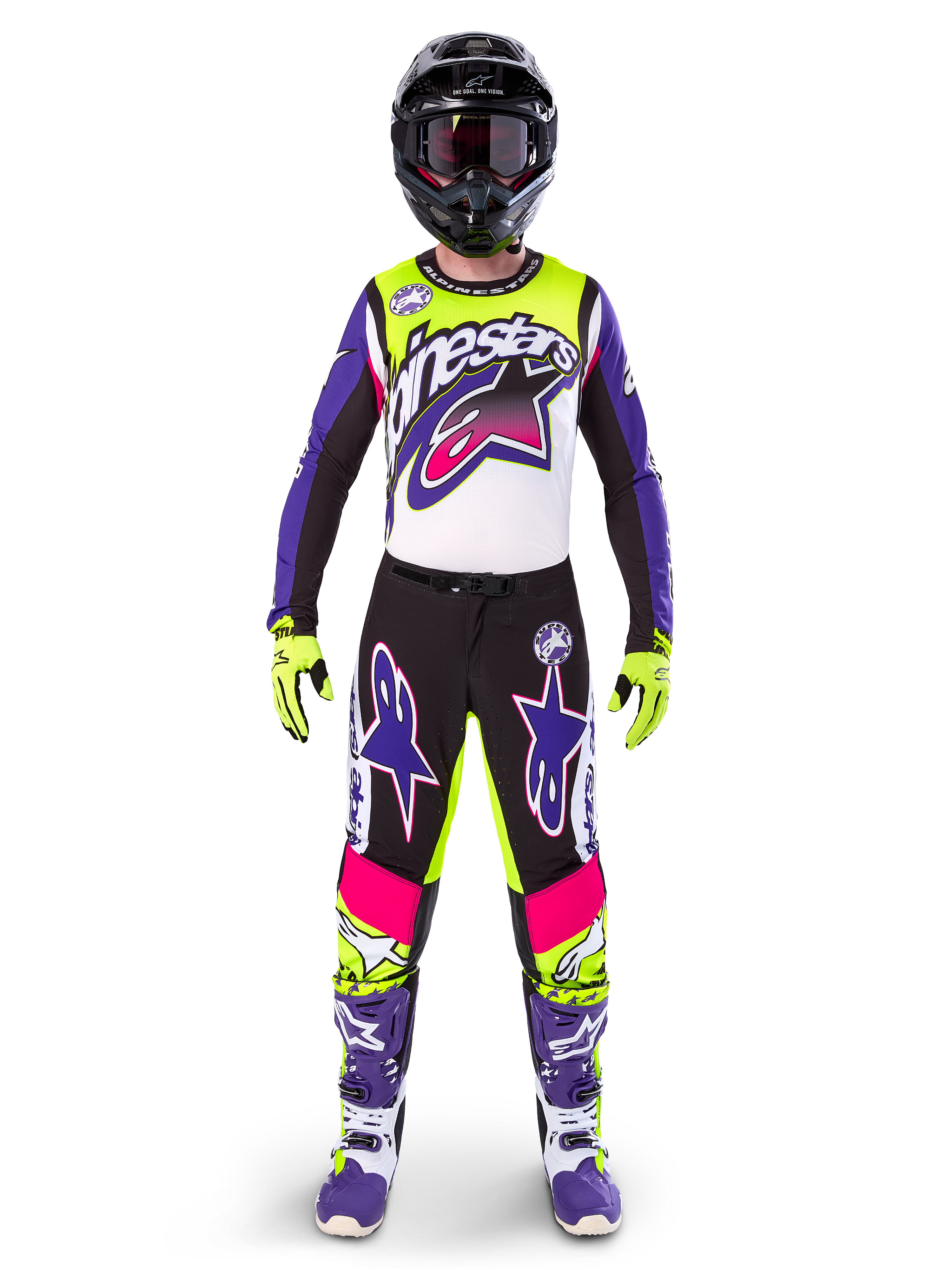 Zawodnik motocrossowy w pełnym stroju wyścigowym, bluza i spodnie Limited Edition Supertech Dirt Studios w kolorach białym, fioletowym i żółtym fluo, czarny kask z goglami, fioletowo-białe buty, dopasowany, wyrazisty komplet do wyścigów motocrossowych off-road