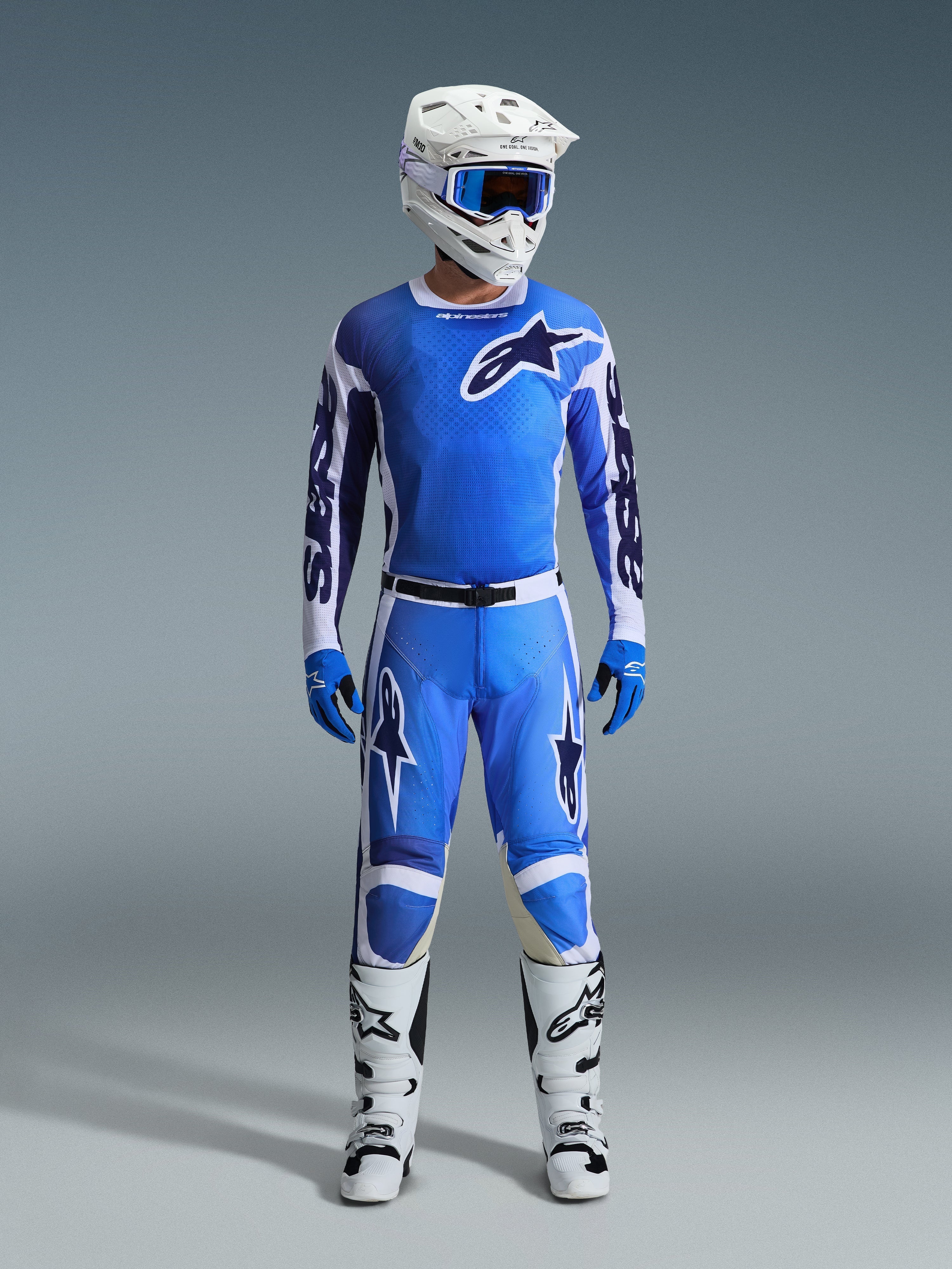 Alpinestars 2026 Racer Air Portl Gear Set, zestaw odzieży motocrossowej, niebieski i biały, kompletny strój z wentylowaną koszulką, perforowanymi spodniami z magnetyczną klamrą, niebieskimi rękawicami, białymi butami i białym kaskiem z niebieskimi goglami, wysokowydajna oddychająca konstrukcja do jazdy terenowej