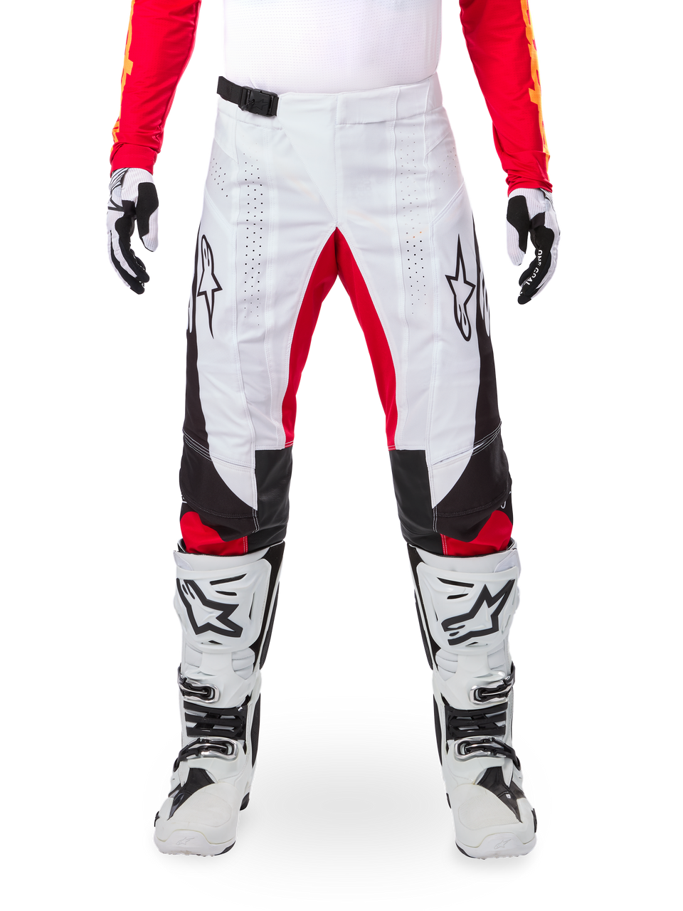Alpinestars Limited Edition Techstar Deep Pants, spodnie motocrossowe, czarno-białe i intensywnie czerwone, zestawione z pasującą czerwoną bluzą, biało-czarnymi rękawicami i butami, białe przednie panele, czerwone akcenty po wewnętrznej stronie nogawek, czarne panele boczne, logo Alpinestars na udach, laserowo wycinane detale zapewniające wentylację