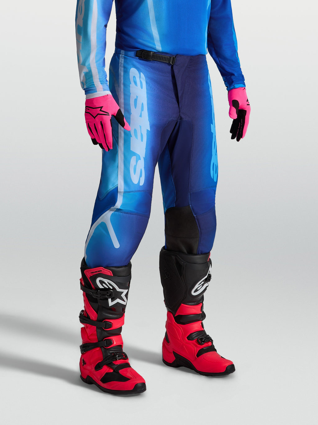 Alpinestars spodnie Fluid Kepler, niebieskie męskie spodnie motocrossowe na modelu, profilowane nogawki, poliester 600D.