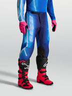 Alpinestars spodnie Fluid Kepler, niebieskie męskie spodnie motocrossowe na modelu, profilowane nogawki, poliester 600D.