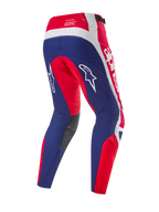 Alpinestars Limited Edition Techstar Fortitude Pants, spodnie motocrossowe, jaskrawoczerwone, białe i niebieskie, widok z tyłu przedstawiający niebieskie panele na siedzeniu i nogawkach z czerwonymi i białymi akcentami, białe logo gwiazdy na udach oraz oznaczenie Techstar race spec w pasie.