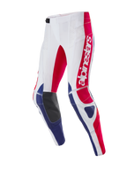 Alpinestars Limited Edition Techstar Fortitude Pants, spodnie motocrossowe, jasnoczerwone, białe i niebieskie, duże czerwone logo Alpinestars na udzie, czarne skórzane panele po wewnętrznej stronie kolan, perforowane strefy wentylacyjne, sportowy krój wyścigowy