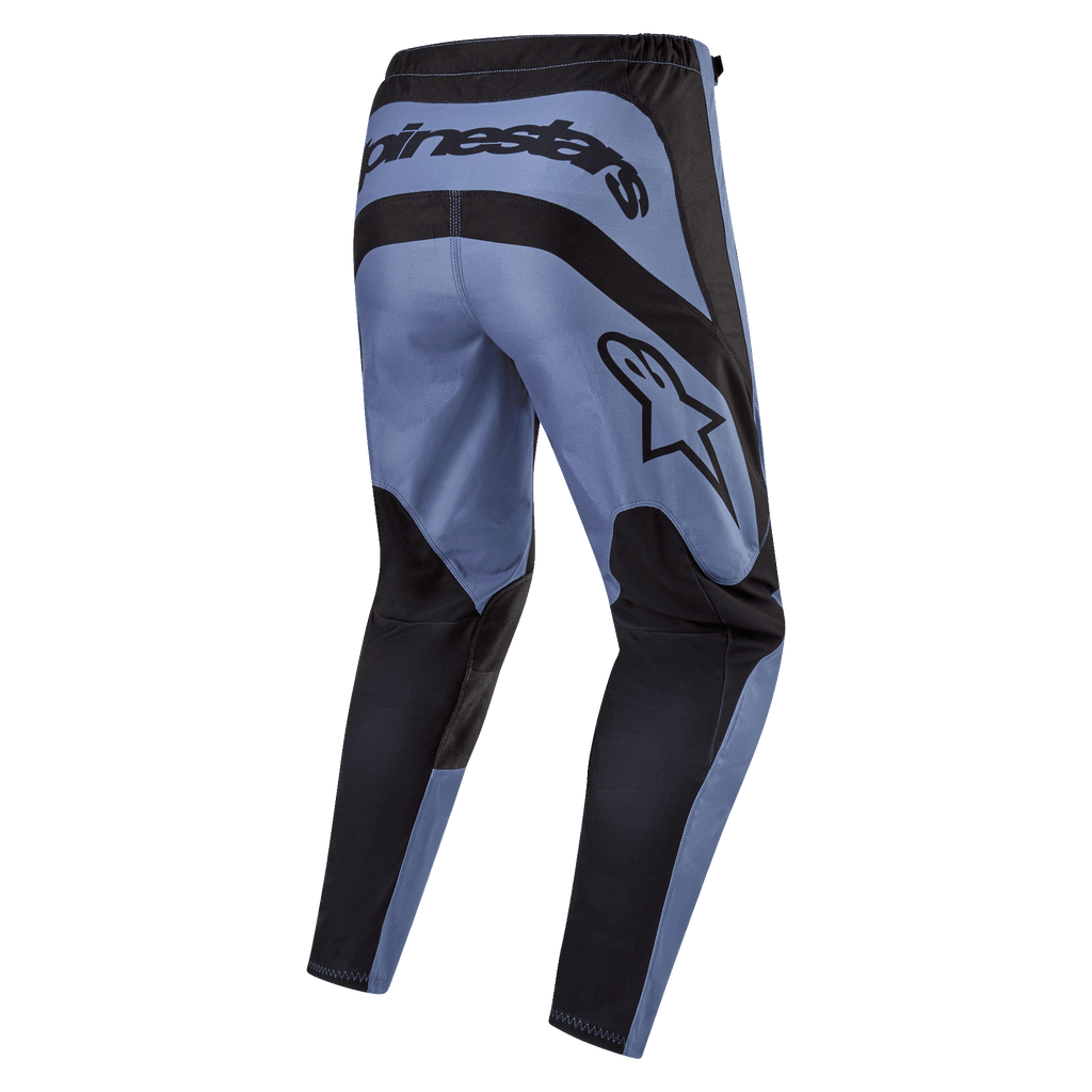 Alpinestars 2024 Fluid Lurv Pants, spodnie motocrossowe, jasnoniebieskie i czarne, widok z tyłu pokazujący wyraźne logo Alpinestars z tyłu i z boku, czarne wzmocnione panele na siedzisku i wewnętrznej stronie nogawek, ergonomiczny, wstępnie zakrzywiony design dla wydajności w terenie